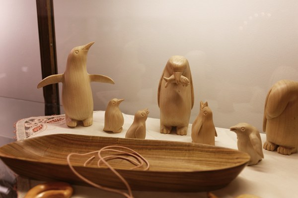 Geschnitzte Pinguine